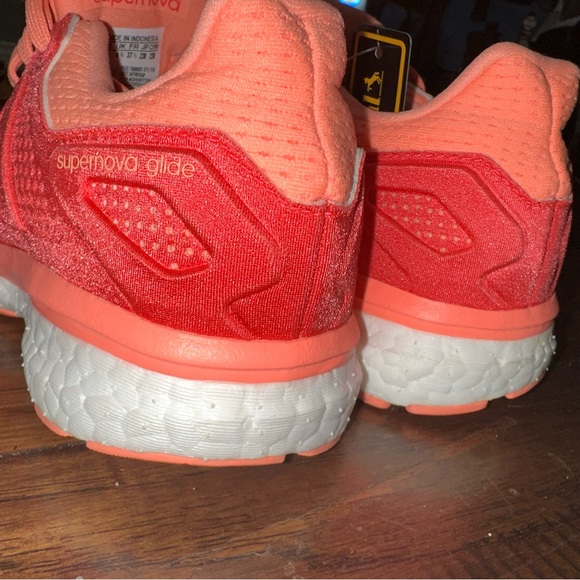 Adidas Women's Bright Red Sneakers NWT size 6 athlete running atheleisure - Picture 5 of 7